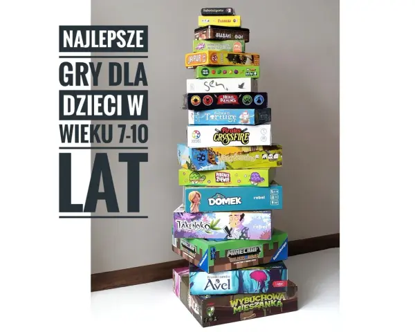 Stos pudełek z grami planszowymi, idealnymi na najlepsze gry dla dzieci w wieku 7-10 lat.