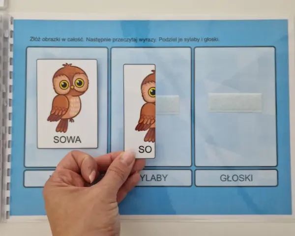 Ćwiczenia z dzielenia na sylaby i głoski. Dziecko układa obrazek sowy, dzieląc wyraz "sowa" na sylaby "so" i "wa".