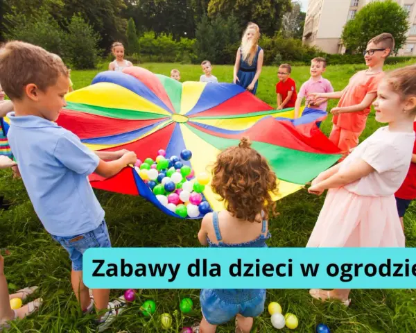 Radosne zabawy dla dzieci w ogrodzie z kolorowym spadochronem i piłeczkami. Dzieci śmieją się, trzymając materiał, tworząc falę.