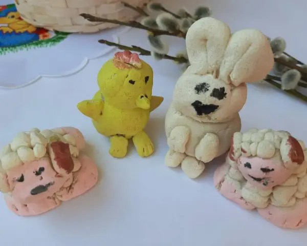 Urocze ozdoby wielkanocne z masy solnej: kurczaczek, zajączek i dwie owieczki.