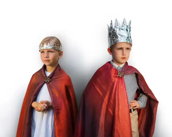 Dwóch chłopców w błyszczących płaszczach i koronach z folii aluminiowej. Inspiracja, jak zrobić strój na bal wszystkich świętych.