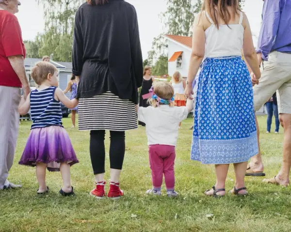 Dzieci trzymają się za ręce, tworząc krąg. To piękny wiersz dla mamy i taty, pełen miłości i rodzinnego ciepła.