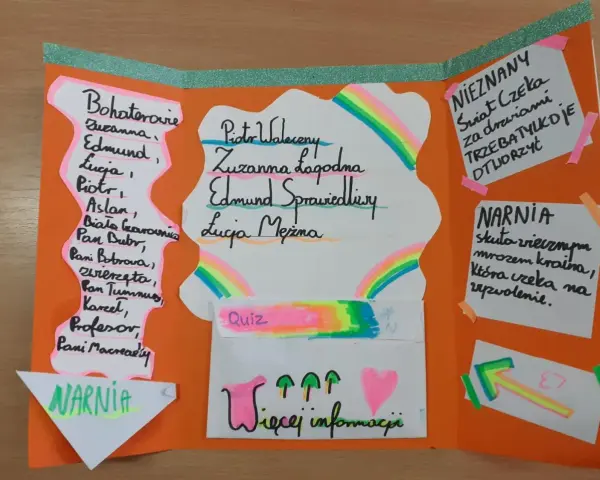 Kolorowa, ręcznie wykonana gazetka ścienna z informacjami o "Opowieściach z Narnii", postaciami i quizem.