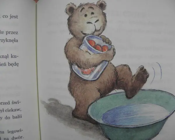 Miś, jeden z bohaterów, trzyma słoik z jabłkami, a jego łapka wchodzi do miski z wodą. Dziadek i niedźwiadek bohaterowie w akcji!