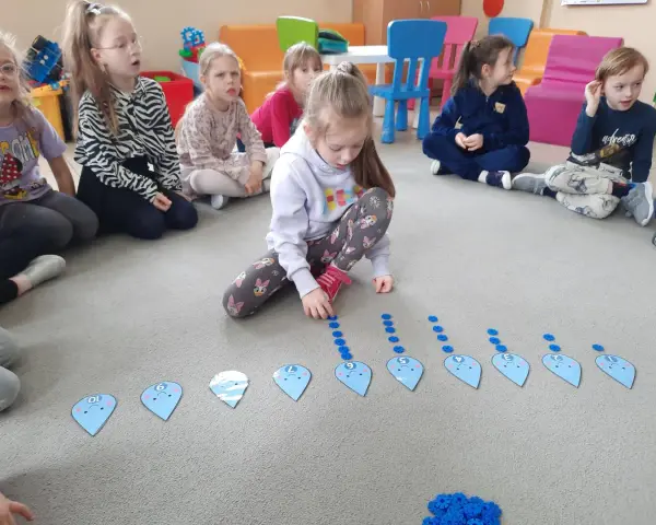 Dzieci uczą się liczyć z kroplami wody. Wspaniałe dzień wody pomysły na edukacyjną zabawę.