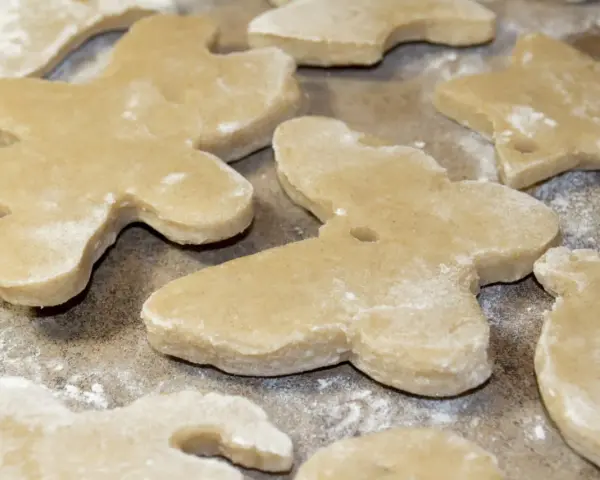 Wycięte z masy solnej, przygotowanej w Thermomixie, figurki zwierzątek i gwiazdek czekają na pieczenie.