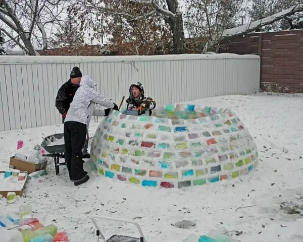 Rodzina buduje kolorowe igloo z lodu. Dzieci pomagają, układając bloki. Oto jak zbudować igloo!