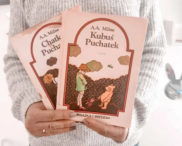 Dwie okładki książek A.A. Milne'a: "Chatka Puchatka" i "Kubuś Puchatek". Ilustracje nawiązują do ponadczasowych cytatów o przyjaźni.