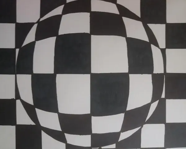 Efektowna kula z czarno-białej szachownicy, tworząca iluzję głębi. Proste, ale efektowne op art.