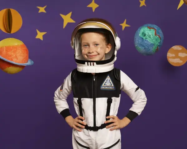 Dziecko w stroju astronauty, gotowe na kosmiczną przygodę. Inspiracja, jak zrobić strój kosmiczny dla dziecka.