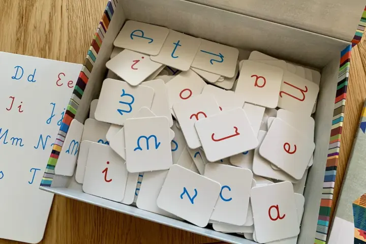 Zestaw kart z literami do nauki pisania. Dzieci mogą układać wyrazy na j, tworząc pierwsze słowa.