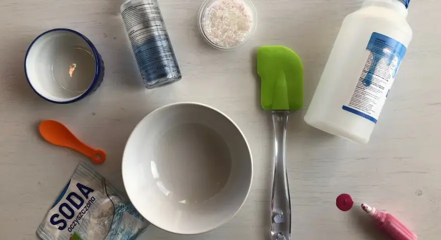 Składniki do zrobienia slime: klej, soda oczyszczona, płyn do soczewek, brokat, miseczki i szpatułka. Idealny przepis na slime!