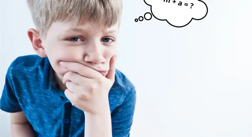 Chłopiec zastanawia się, jak nauczyć dziecko składać litery w wyraz. Myśli o "m + a = ?".