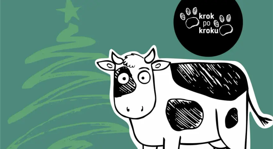 Czarno-biała krowa z wielkimi oczami, obok zielonej choinki. Napis "krok po kroku" w czarnym okręgu. Jak narysować krowe?