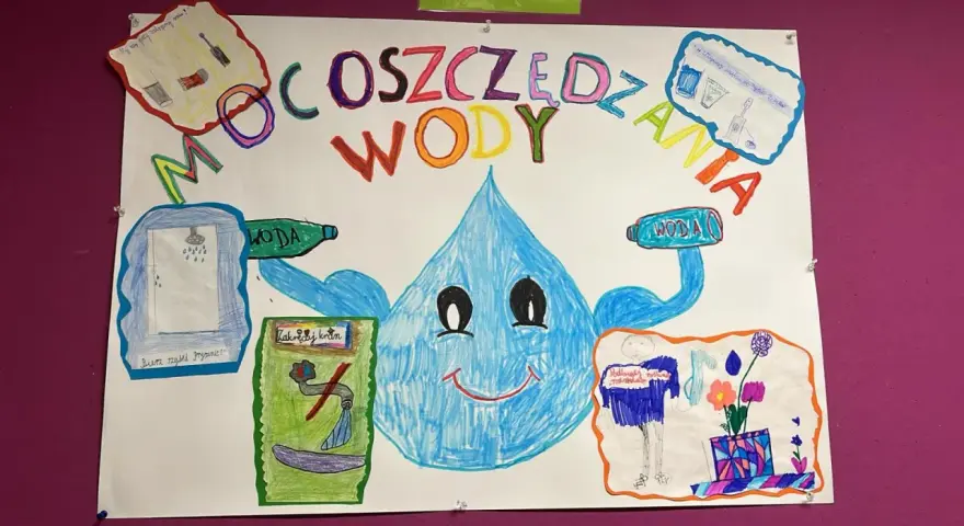 Plakat o oszczędzaniu wody. Uśmiechnięta kropla zachęca do krótkich pryszniców i zakręcania kranu. Wiersz o wodzie.