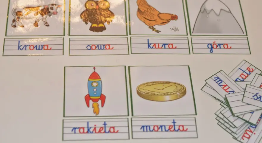 Krowa, sowa, kura, góra, rakieta, moneta – to przykłady dla dzieci, które uczą się czytać i pisać.