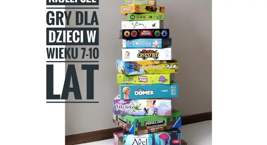 Stos pudełek z grami planszowymi, idealnymi na najlepsze gry dla dzieci w wieku 7-10 lat.