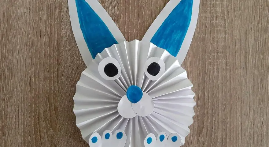 Urocze zajaczki z papieru, z niebieskimi uszkami i łapkami, ozdobią każde wnętrze.