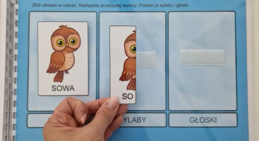 Ćwiczenia z dzielenia na sylaby i głoski. Dziecko układa obrazek sowy, dzieląc wyraz "sowa" na sylaby "so" i "wa".
