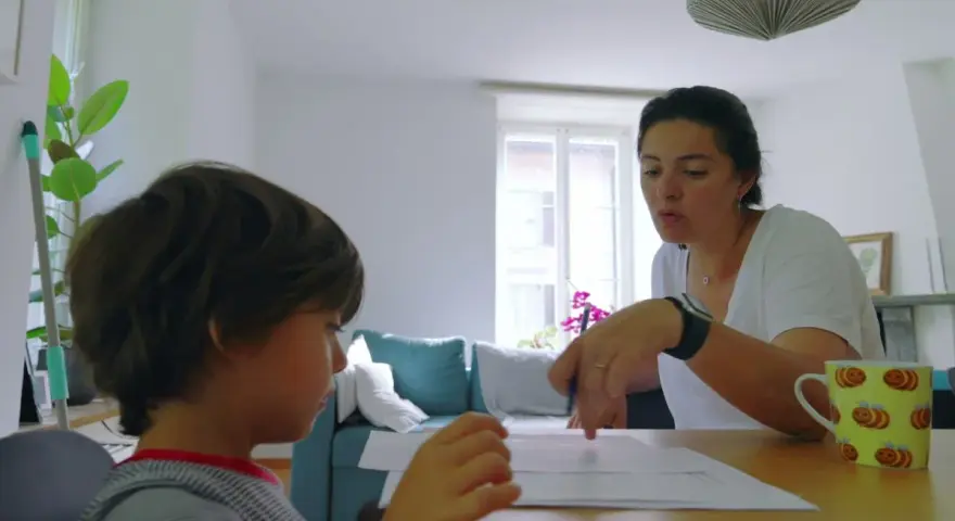 Mama uczy syna literki "g". Dziecko z uwagą słucha, a mama pokazuje mu ćwiczenia.