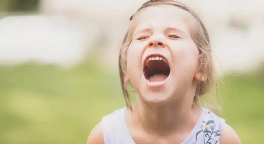Mała dziewczynka krzyczy, wyrażając silne emocje. Widać, że 9 latek nie radzi sobie z nimi.