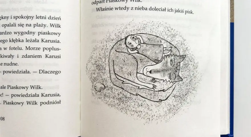 Ilustracja z książki: dziewczynka Karusia śpi wtulona w Piaskowego Wilka.