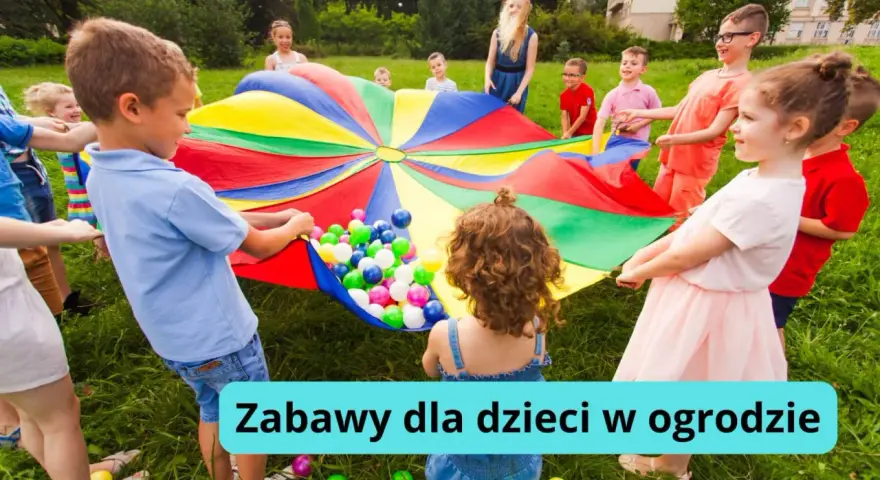 Radosne zabawy dla dzieci w ogrodzie z kolorowym spadochronem i piłeczkami. Dzieci śmieją się, trzymając materiał, tworząc falę.