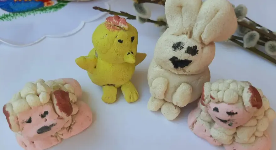 Urocze ozdoby wielkanocne z masy solnej: kurczaczek, zajączek i dwie owieczki.