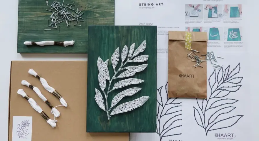 Zestaw do tworzenia string art z szablonami dla początkujących. Drewniana deska, gwoździe, biała nić i instrukcje.