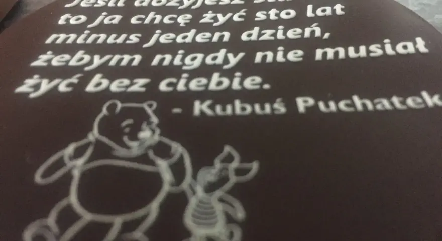 Cytaty z Kubusia Puchatka: "Jeśli dożyjesz stu lat, to ja chcę żyć sto lat minus jeden dzień, żebym nigdy nie musiał żyć bez ciebie.