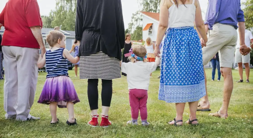Dzieci trzymają się za ręce, tworząc krąg. To piękny wiersz dla mamy i taty, pełen miłości i rodzinnego ciepła.