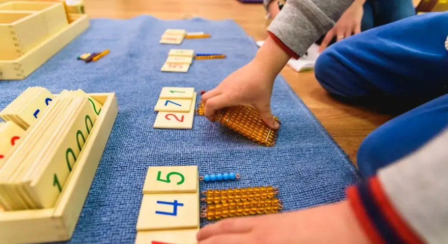 Dzieci uczą się liczyć, używając koralików i kart z cyframi. To świetne zabawy matematyczne klasa 1!