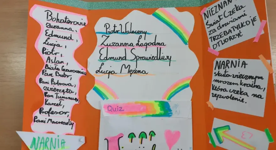 Kolorowa, ręcznie wykonana gazetka ścienna z informacjami o "Opowieściach z Narnii", postaciami i quizem.