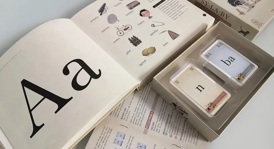 Gra "SY-LA-BY" do nauki czytania dla 7 latka. Książka z literą "A" i kartami do nauki sylab.