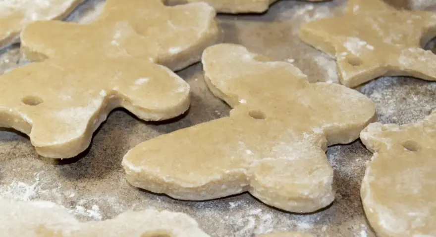 Wycięte z masy solnej, przygotowanej w Thermomixie, figurki zwierzątek i gwiazdek czekają na pieczenie.