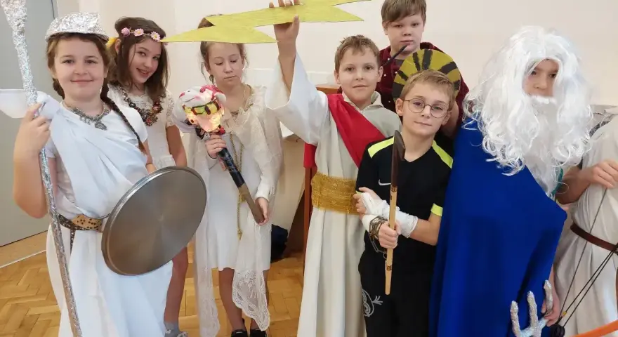 Dzieci w strojach greckich bogów i herosów. Chłopiec z piorunem, jak zrobić strój grecki dla chłopca?