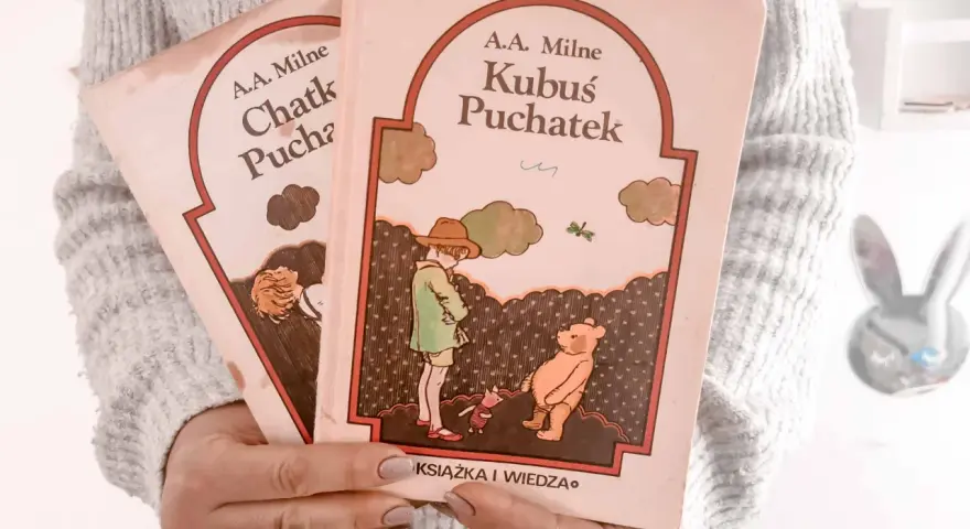 Dwie okładki książek A.A. Milne'a: "Chatka Puchatka" i "Kubuś Puchatek". Ilustracje nawiązują do ponadczasowych cytatów o przyjaźni.