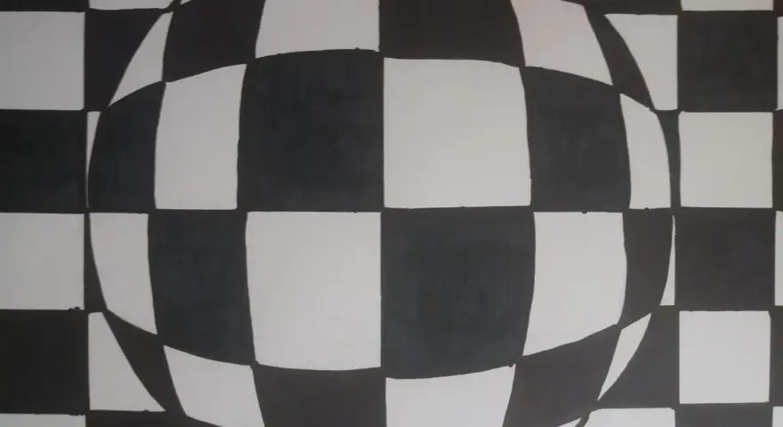 Efektowna kula z czarno-białej szachownicy, tworząca iluzję głębi. Proste, ale efektowne op art.