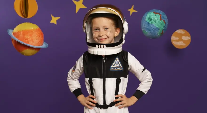 Dziecko w stroju astronauty, gotowe na kosmiczną przygodę. Inspiracja, jak zrobić strój kosmiczny dla dziecka.
