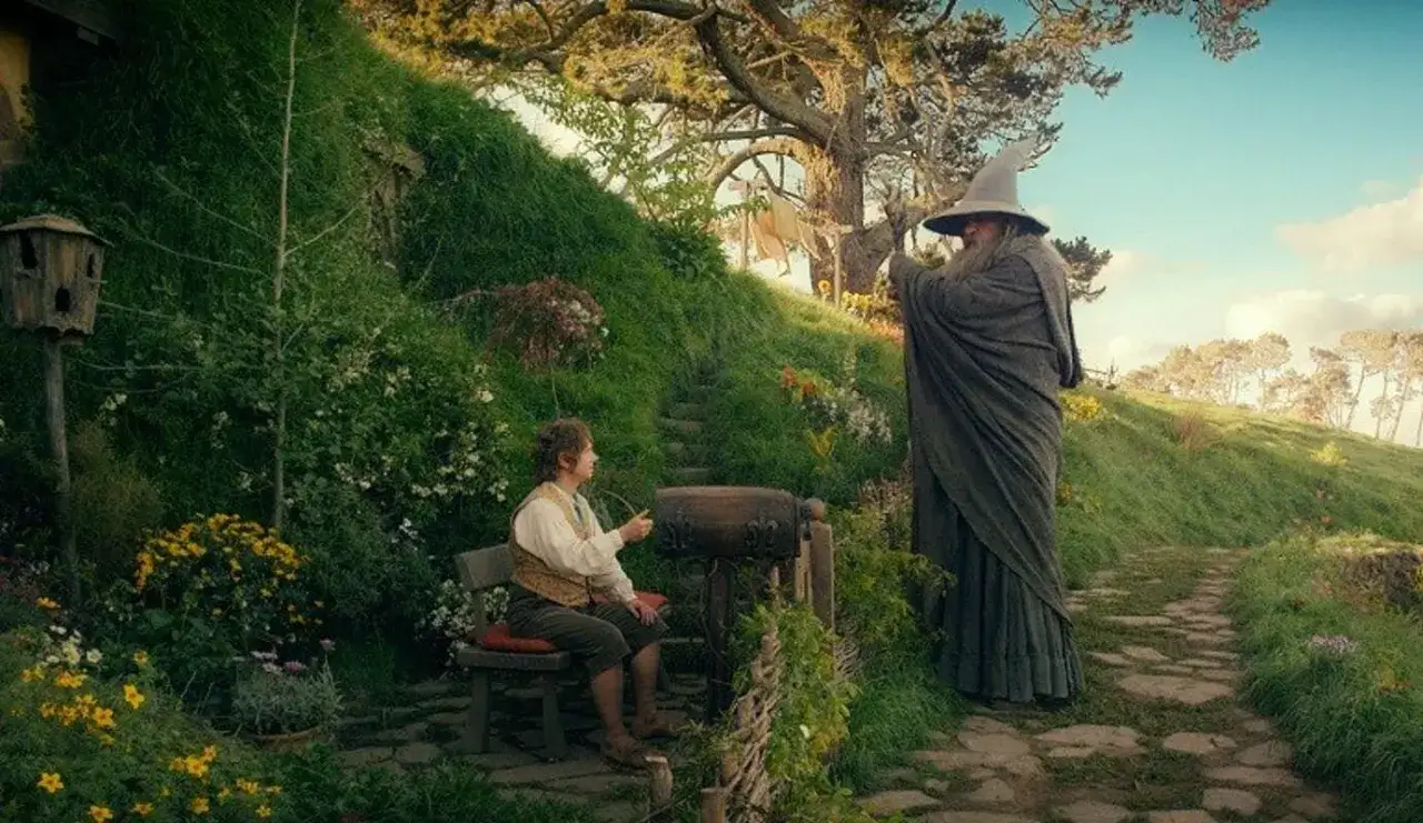 Gandalf rozmawia z Bilbo Baggensem, ukazując jego spokojną, domową hobbit charakterystykę postaci.
