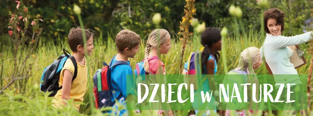 Dzieci w naturze, z ciekawością odkrywające świat, pokazują pozytywne cechy dziecka: chęć poznawania i radość z odkryć.