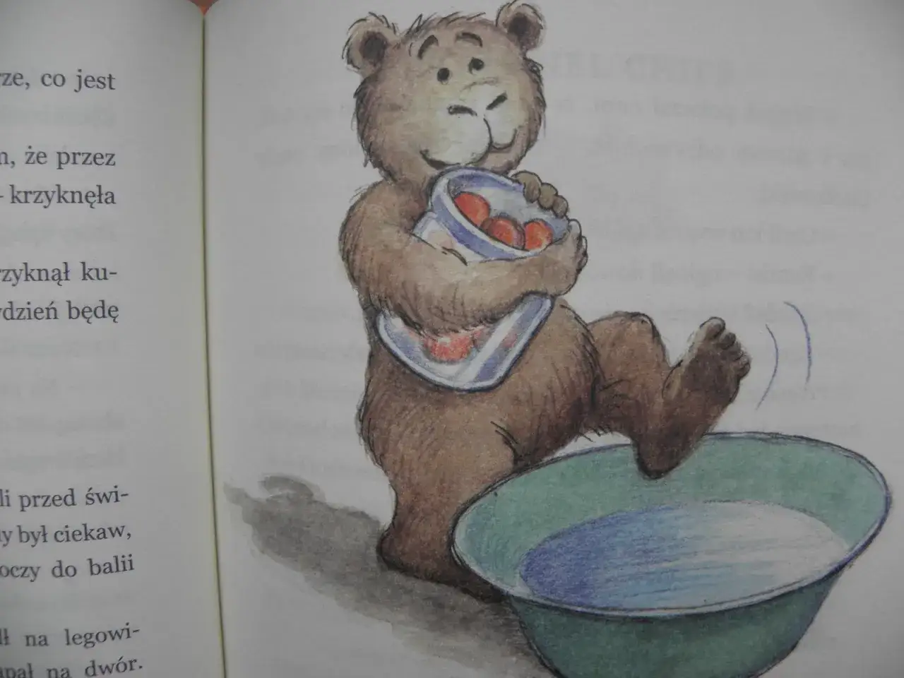 Miś, jeden z bohaterów, trzyma słoik z jabłkami, a jego łapka wchodzi do miski z wodą. Dziadek i niedźwiadek bohaterowie w akcji!