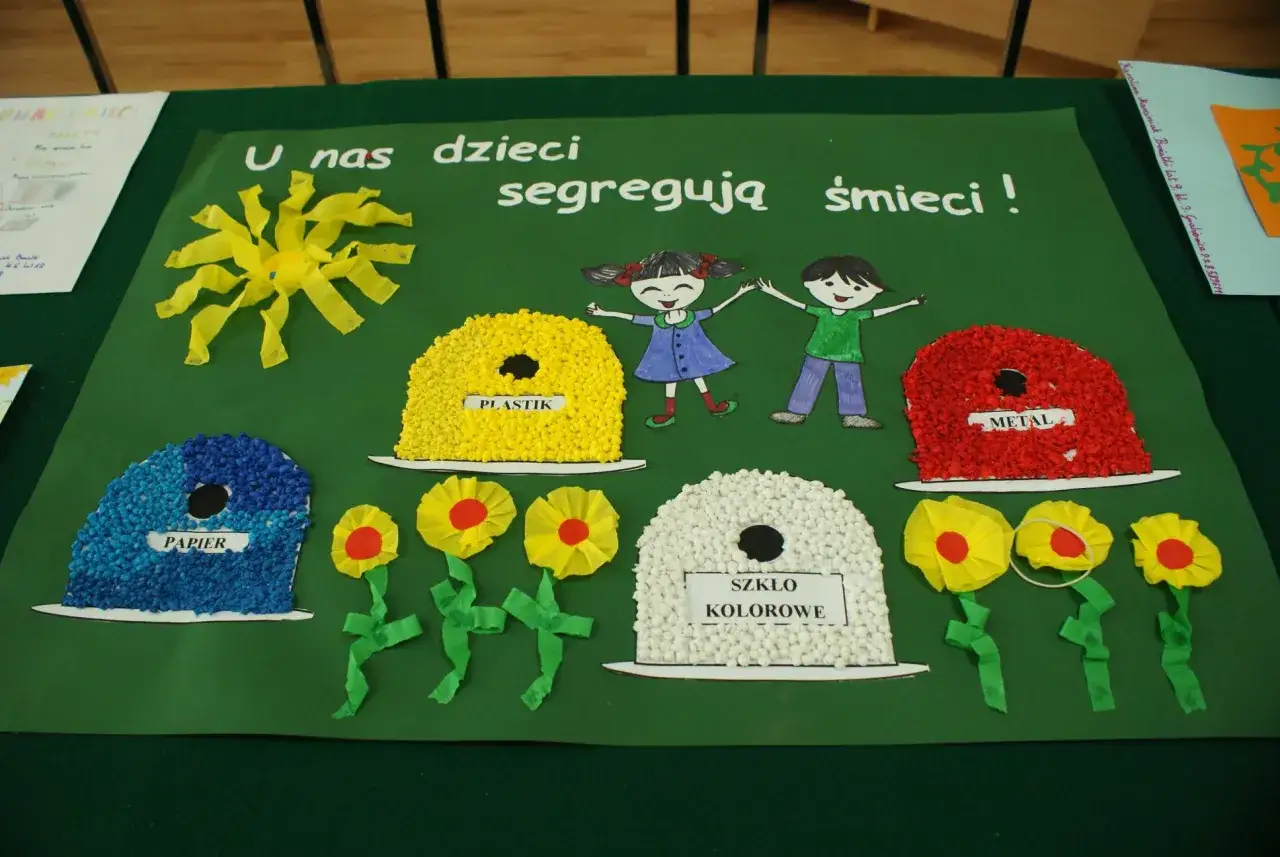 Praca plastyczna o segregacji śmieci: dzieci uczą się segregować plastik, papier, metal i szkło.