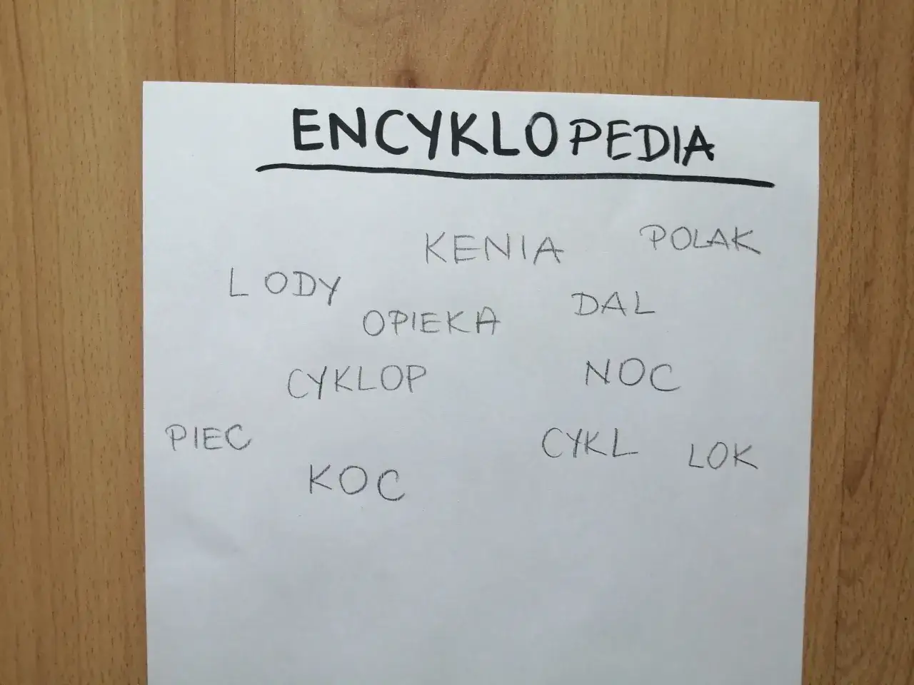 Karta pracy z zadaniem układanie wyrazów z liter. Widoczne słowa: ENCYKLOPEDIA, LODY, KENIA, POLAK, OPIEKA, DAL, CYKLOP, NOC, PIEC, KOC, CYKL, LOK.