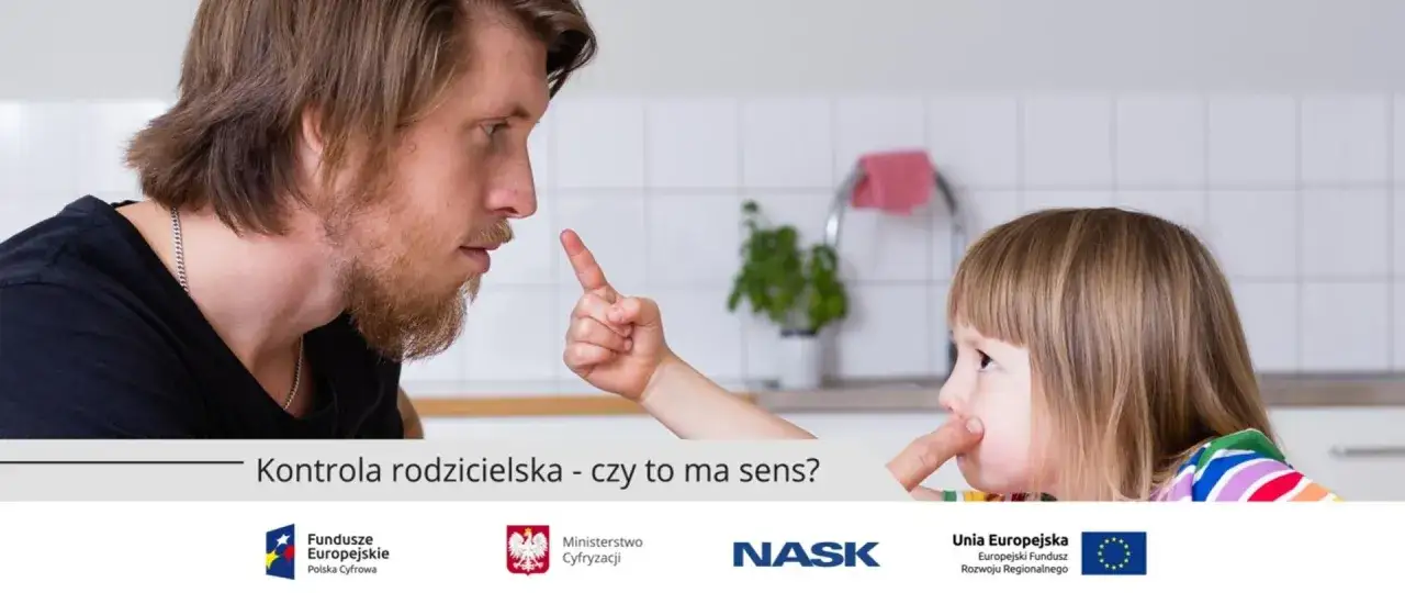 Ojciec i dziecko rozmawiają. Dziecko w internecie może potrzebować wsparcia.