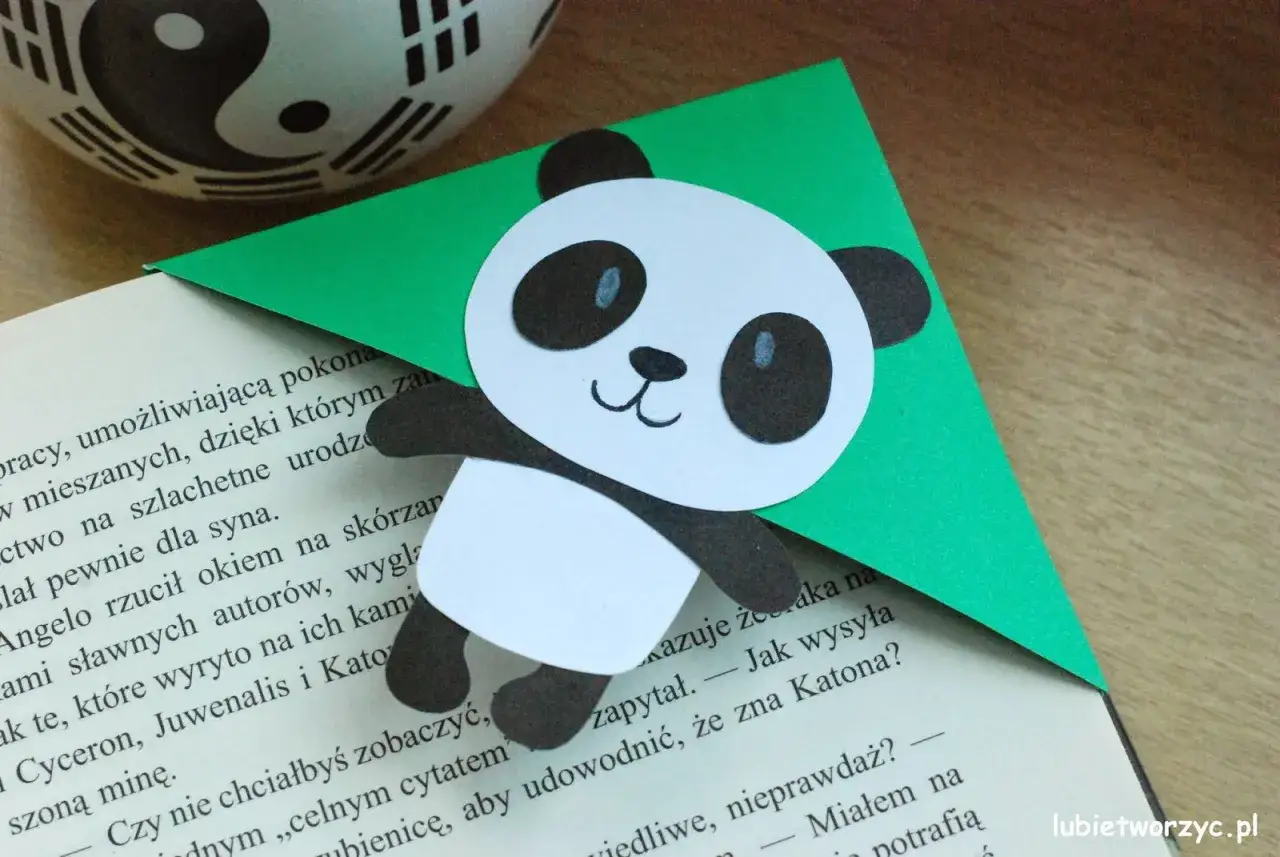 Urocza zakładka do książki diy z pandą na zielonym rogu. Idealna dla miłośników czytania i słodkich zwierzątek.