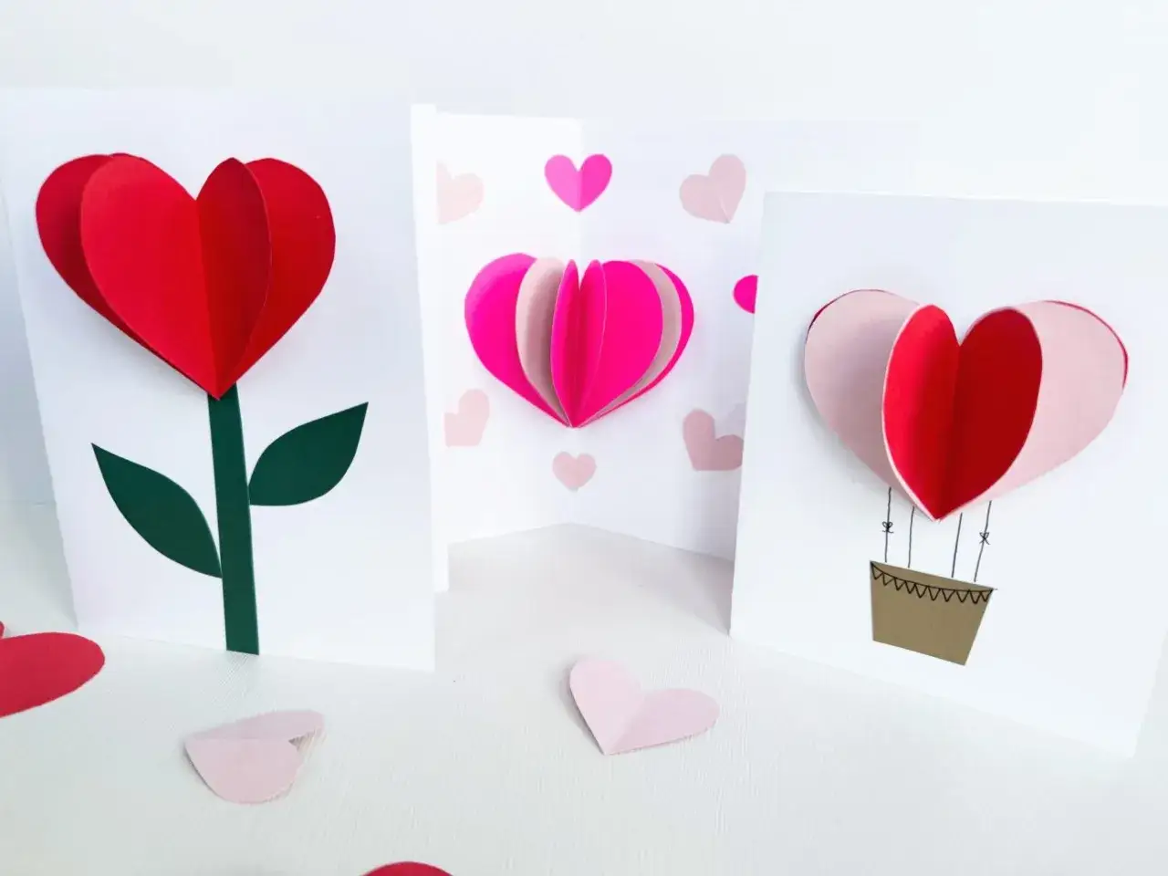 Urocze kartki walentynkowe do druku z sercami 3D: róża, balon i serce. Idealne na Walentynki!