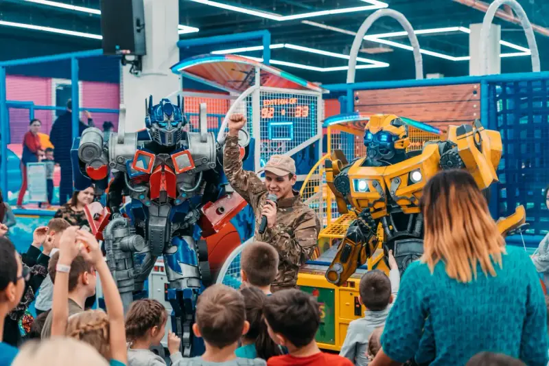 Wspaniałe urodziny! Dzieci cieszą się z obecności Optimusa Prime'a i Bumblebee, słuchając animatora.